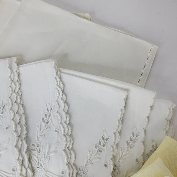 Lot of Vintage Napkins Smaller and Larger embroidered and linen Great condition - Picture 8 of 9
